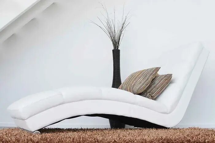 Divan dans un espace calme, illustration de la psychanalyse