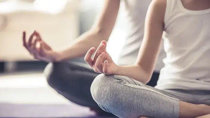 Personnes en méditation, image d’illustration